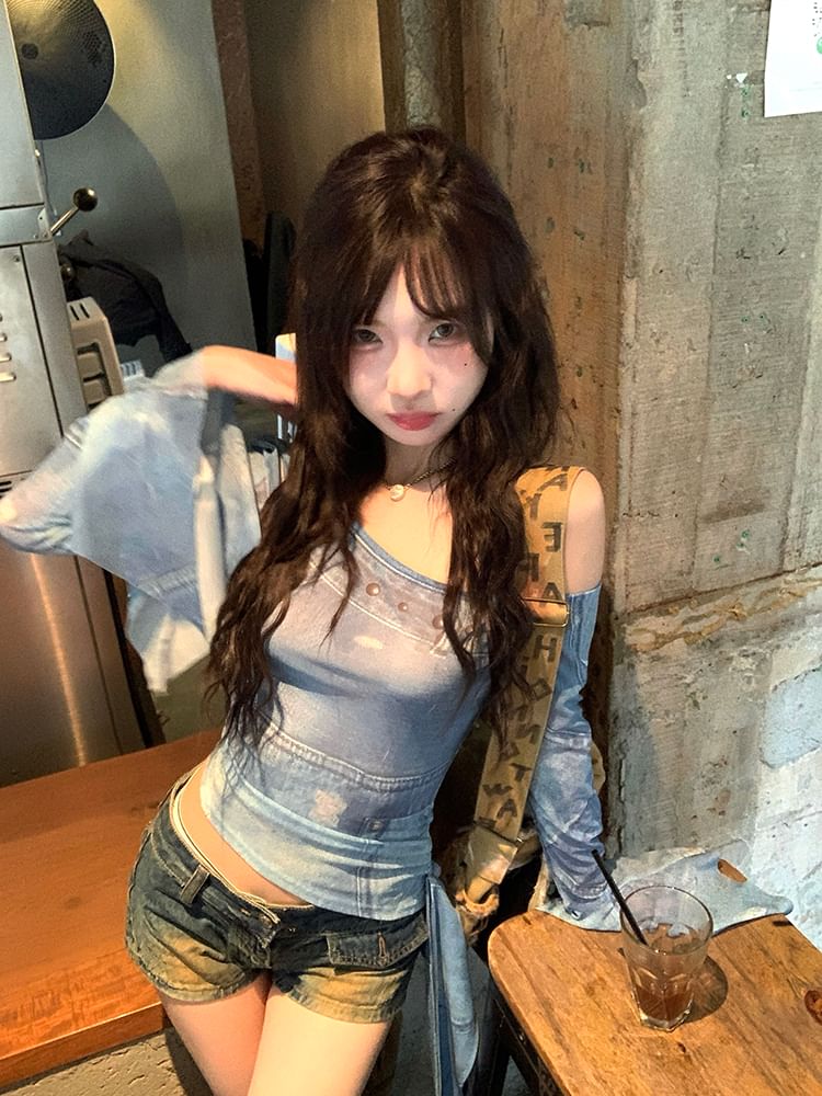 Long-Sleeve Print Tee Slim Neck Asymmetrical Crop Fit