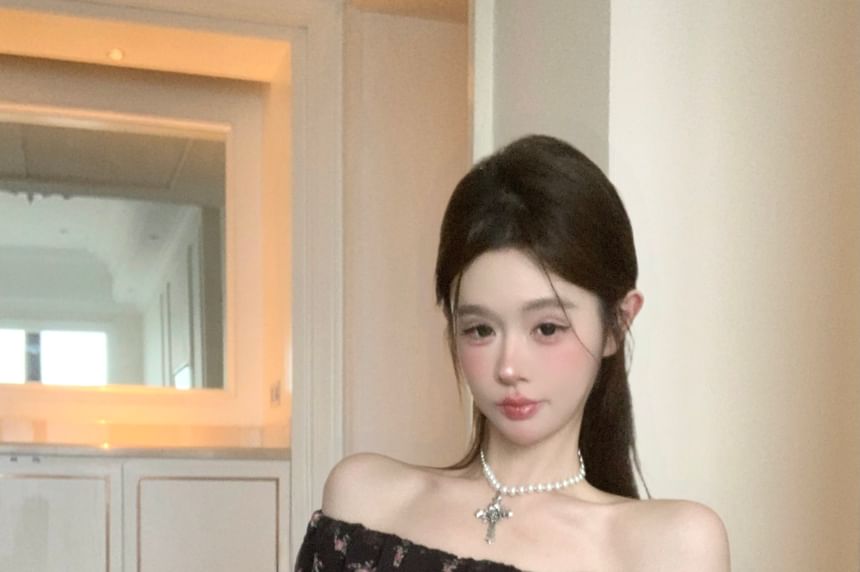 Tee Floral Trim Cap-Sleeve Panel Ruffle Off-Shoulder Slim Fit