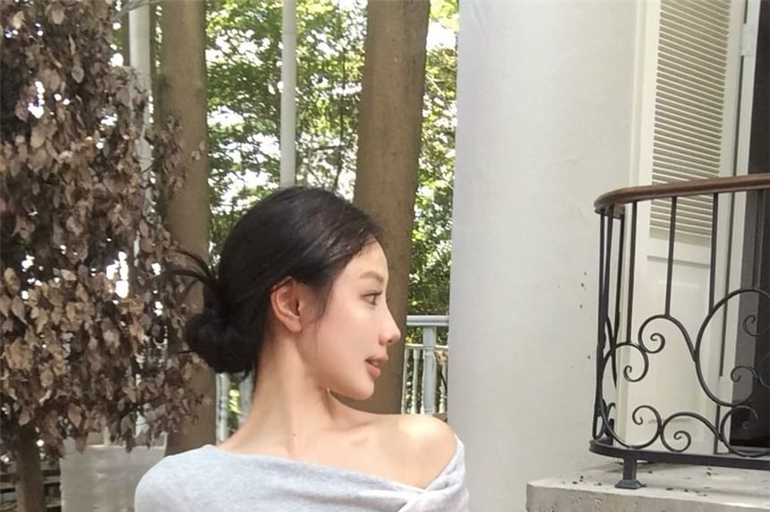 Off-Shoulder Fit Slim Twist Short-Sleeve T-Shirt