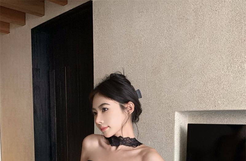 Plain Crop Padded Slim Halter Lace Fit Top Panel