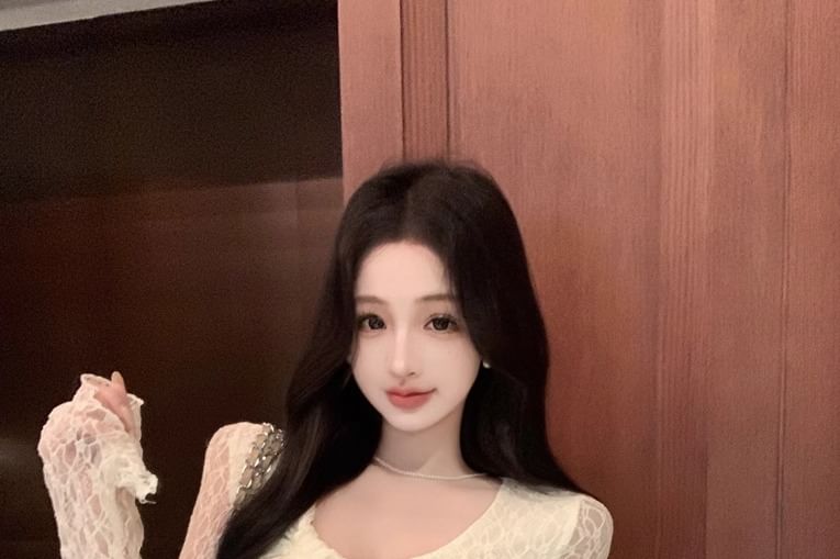 U-Neck Long-Sleeve Lace Top