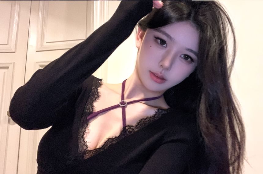 Long-Sleeve Tee Crop Trim Halter-Neck Lace + Set: V-Neck Top