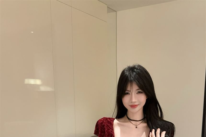 Short-Sleeve Top Hem Square Slit Neck Lace