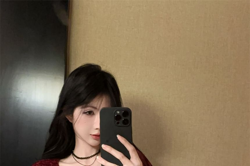 Short-Sleeve Top Hem Square Slit Neck Lace