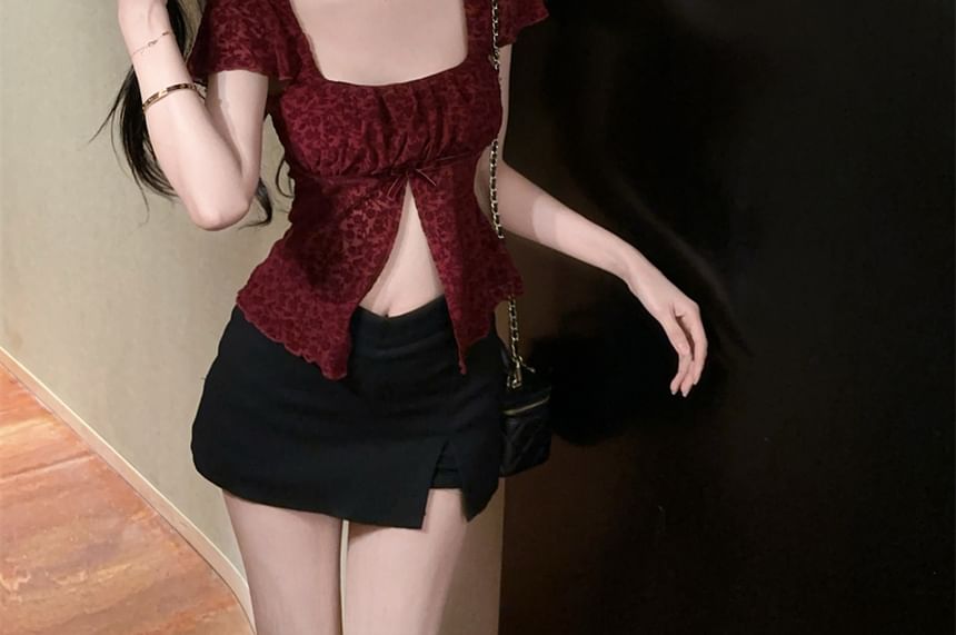 Short-Sleeve Top Hem Square Slit Neck Lace