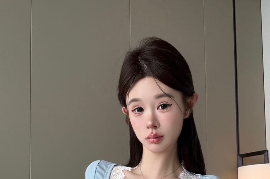 Short Panel Lace V-Neck Sleeve Top Bow