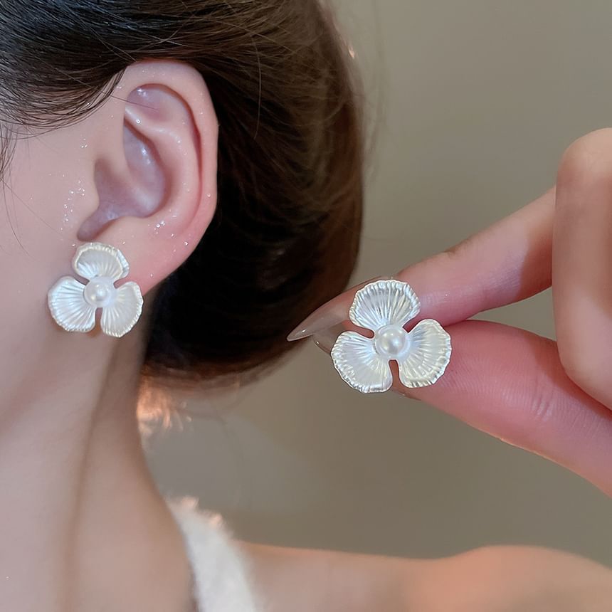 Faux Earring Pearl Flower Stud