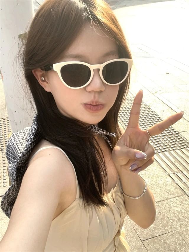 Plain Eye Sunglasses Cat