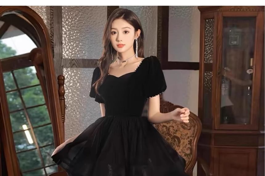 Short-Sleeve Plain Tiered Mesh Panel A-Line Evening Gown