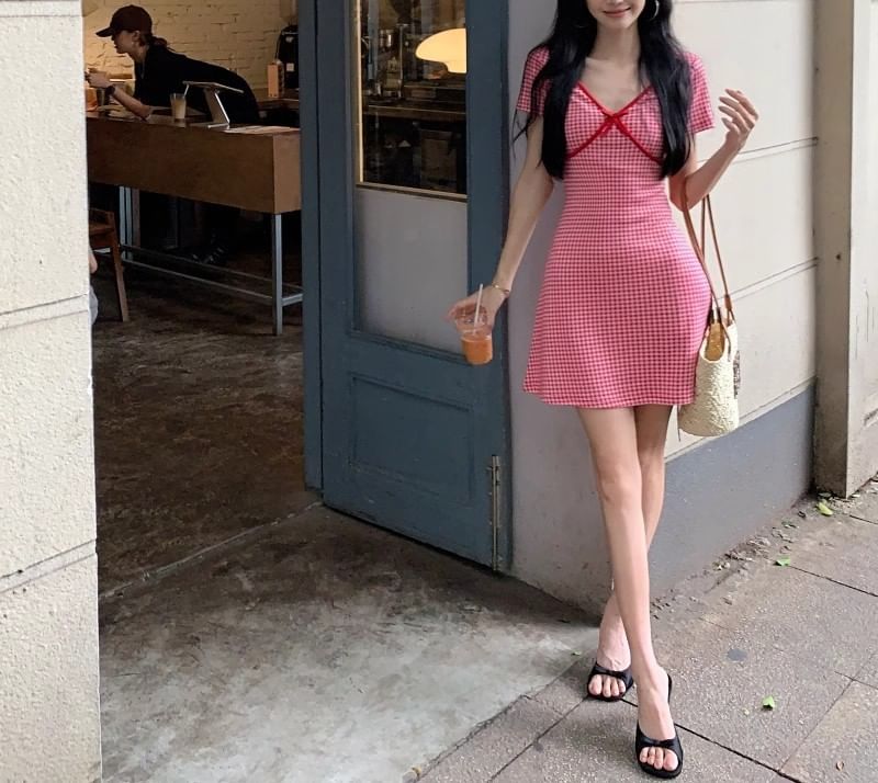 Mini Short-Sleeve Dress V-Neck A-Line Dotted