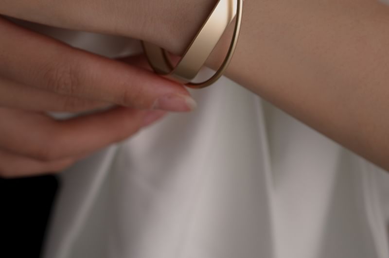 Plain Bangle Cross