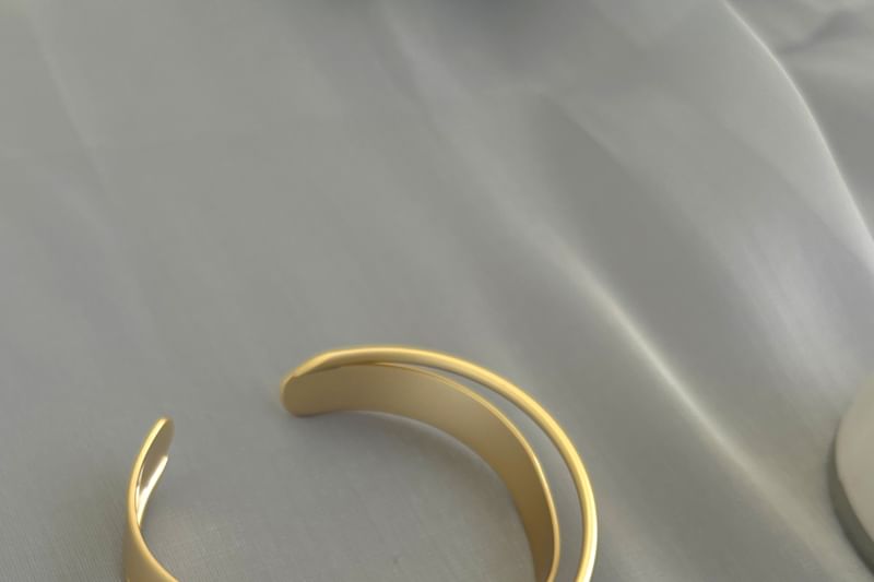 Plain Bangle Cross