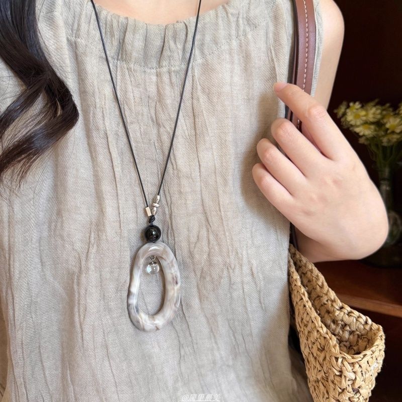Irregular Cord Pendant Resin Hoop Necklace