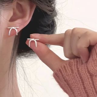 / Stud Clip Earring On Bow
