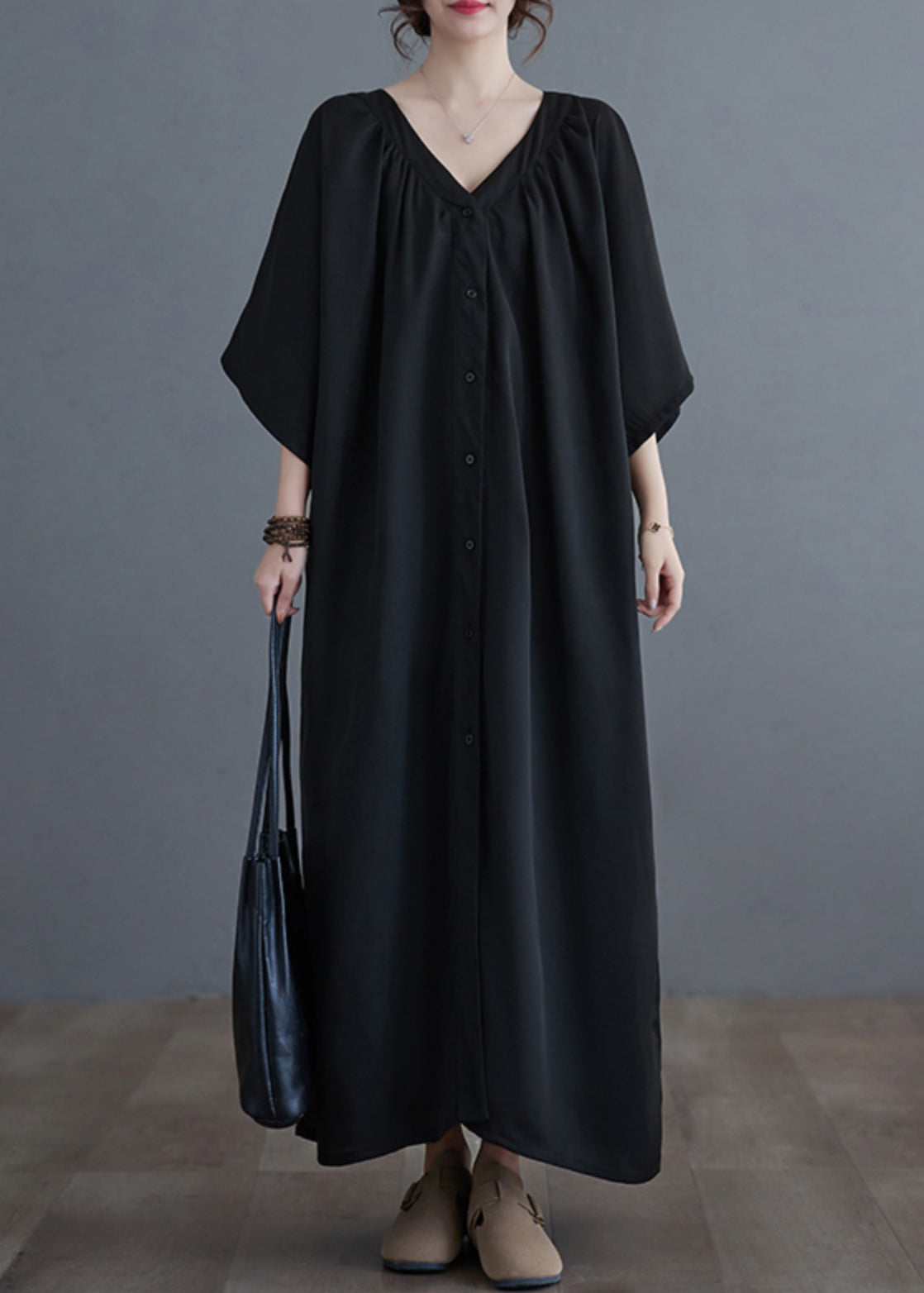 Robe longue froissée noire à col en V grande taille pour l'été GH1033