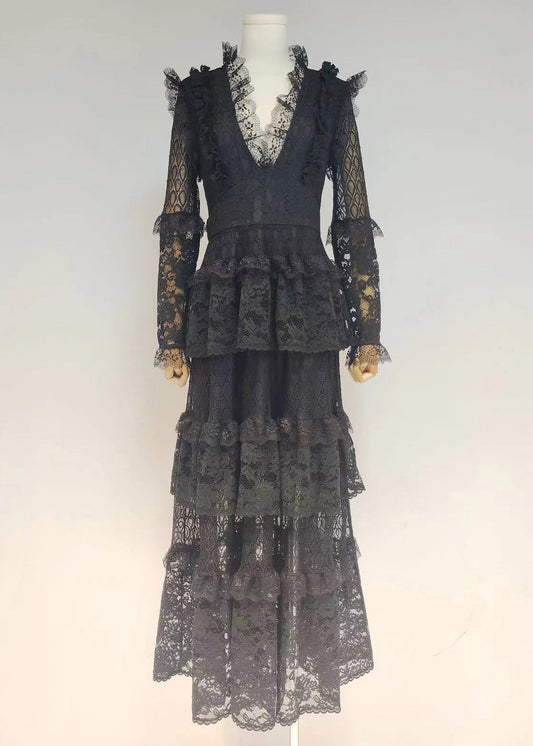 Robe noire ajustée en dentelle ajourée à col en V et manches longues AA1027