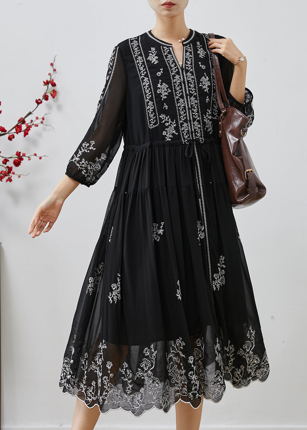 Robe cintrée en mousseline de soie brodée noire élégante pour l'été AP1063