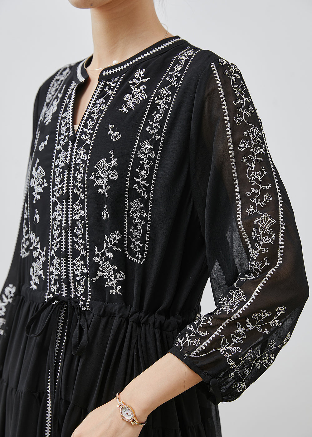 Robe cintrée en mousseline de soie brodée noire élégante pour l'été AP1063