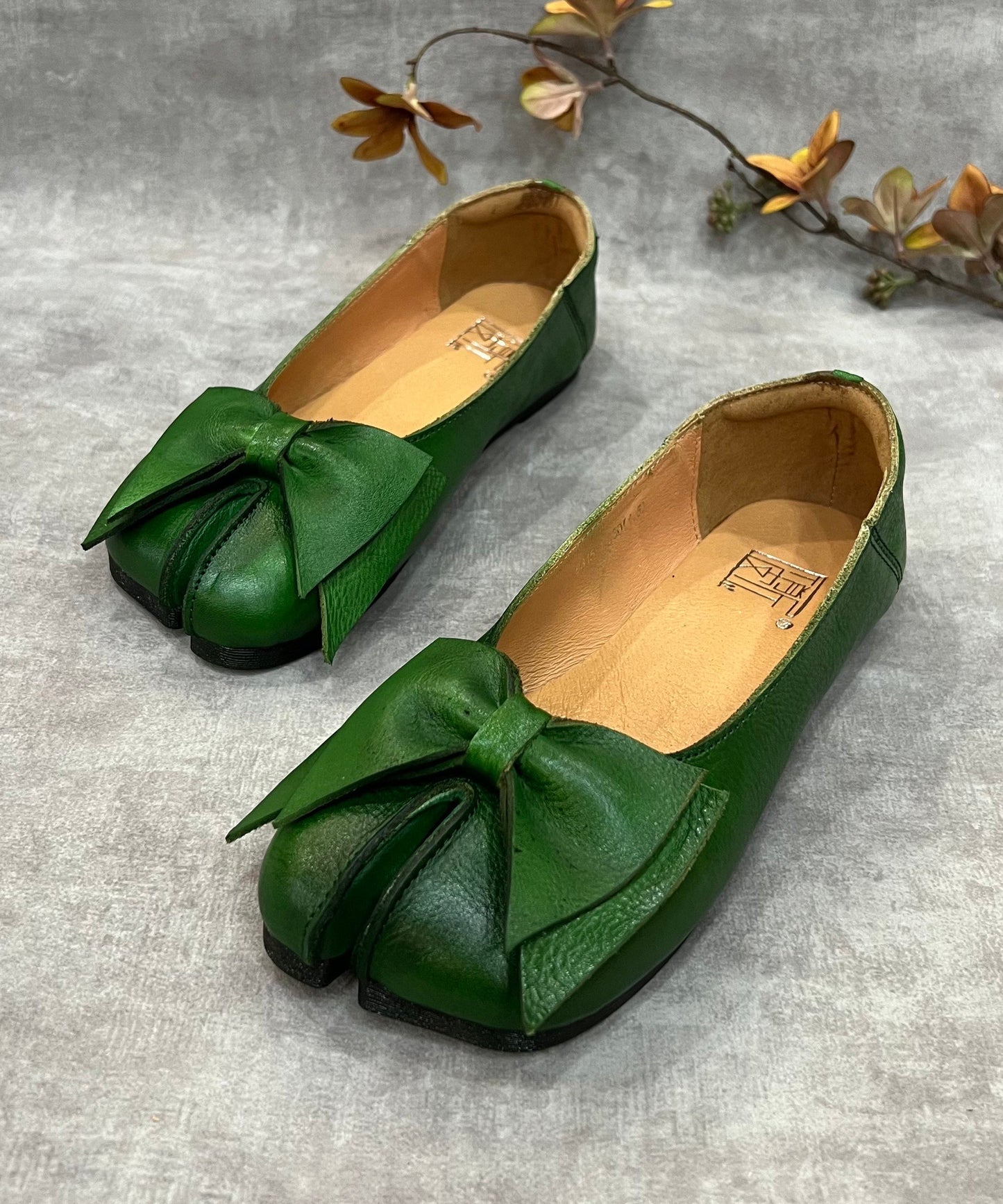 Chaussures plates en cuir de vachette à bout fendu et nœud vert pour femmes pour RT1043