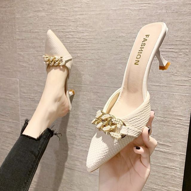 Mules pointues à talons hauts et détails en chaîne