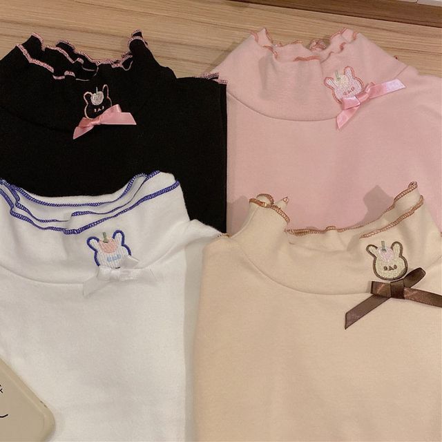 Langärmliges T-Shirt mit aufgesticktem Kaninchenmuster und gewelltem Rand