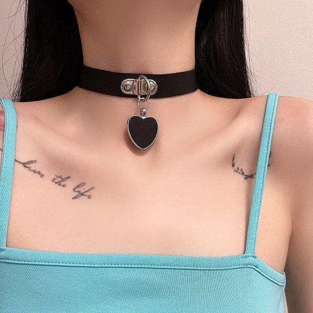 Choker Faux Heart Pendant Leather