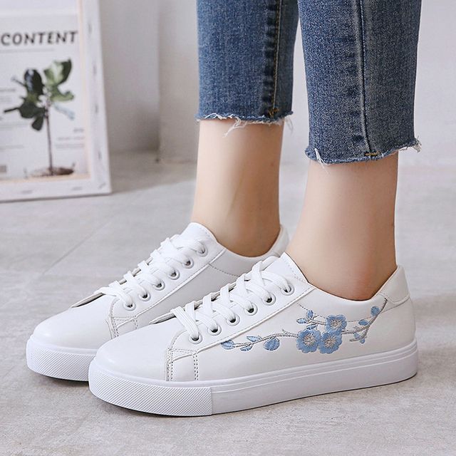 Sneakers Embroidered Floral Lace-Up