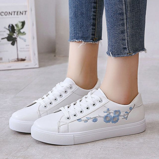 Sneakers Embroidered Floral Lace-Up