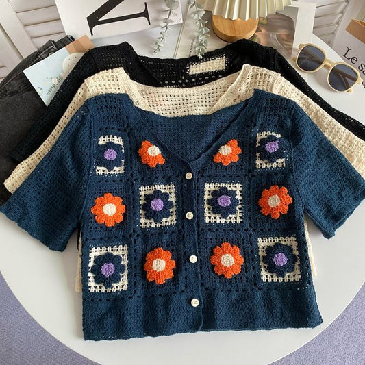 Kurzärmlige Strickjacke aus Häkelstrick mit V-Ausschnitt und Blumenmuster