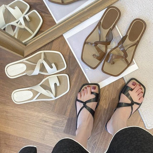 Sandalen mit Zehenschlaufe und quadratischer Zehenpartie