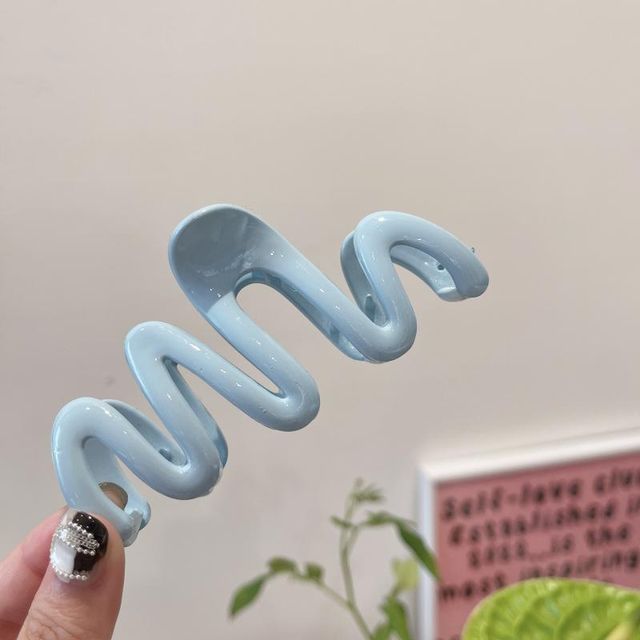 Wavy Plastic Hair Clamp