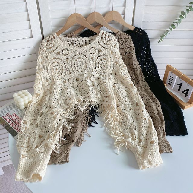 Langärmliges, asymmetrisches, kurzes Pointelle-Stricktop mit Rundhalsausschnitt und Quasten