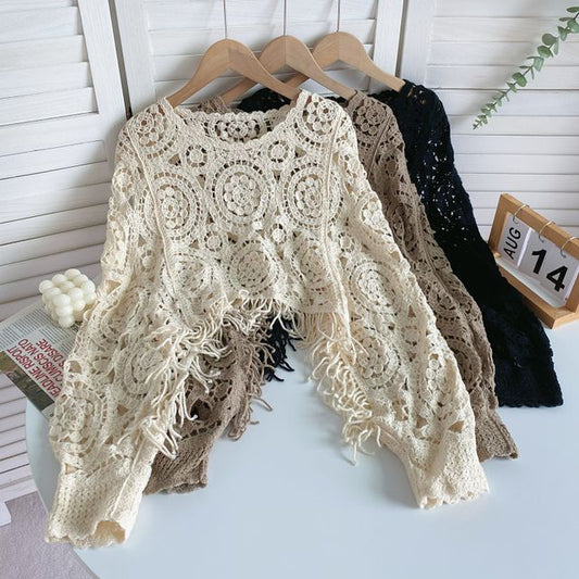 Haut court en maille pointelle asymétrique à manches longues et col ras du cou avec pompons