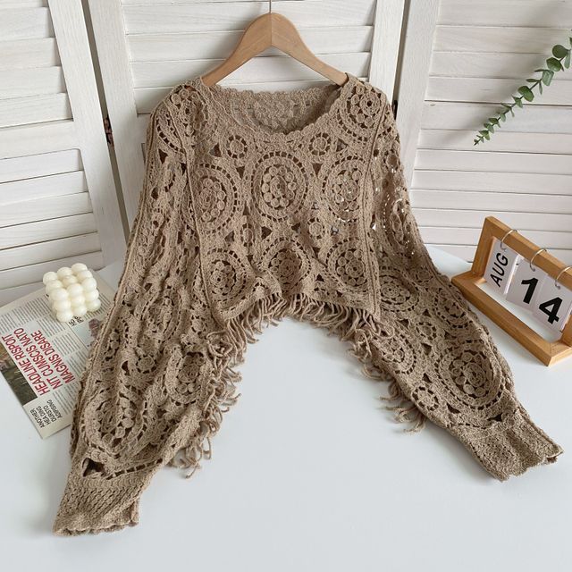 Langärmliges, asymmetrisches, kurzes Pointelle-Stricktop mit Rundhalsausschnitt und Quasten