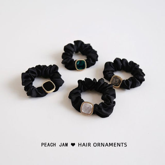 Haargummi mit Knöpfen