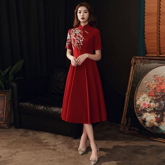 Short-Sleeve Side-Slit Qipao / Flower Embroidered A-Line Qipao