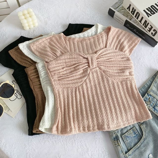 T-Shirt mit Flügelärmeln, eckigem Ausschnitt und Schleife