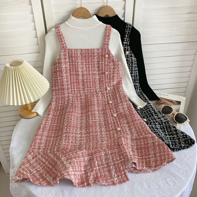 Set: Langärmliges, hochgeschlossenes, schlichtes Rippstrick-Top + kariertes Mini-Latzkleid aus Tweed