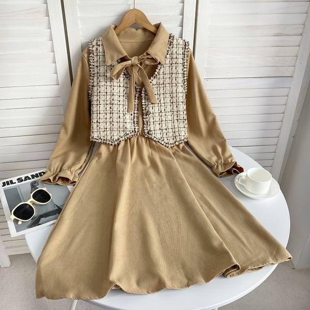 Set: Schlichtes Midi-A-Linien-Kleid mit Puffärmeln und Bindekragen + karierte Tweed-Weste zum Zuknöpfen