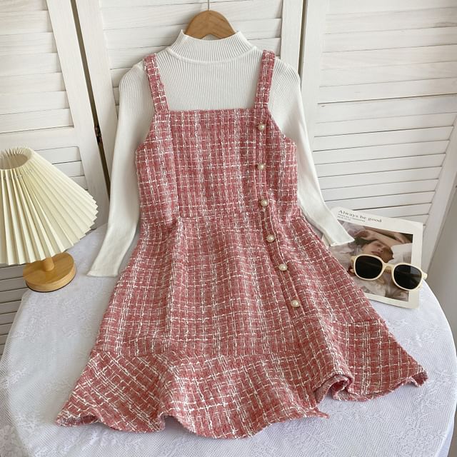 Set: Langärmliges, hochgeschlossenes, schlichtes Rippstrick-Top + kariertes Mini-Latzkleid aus Tweed