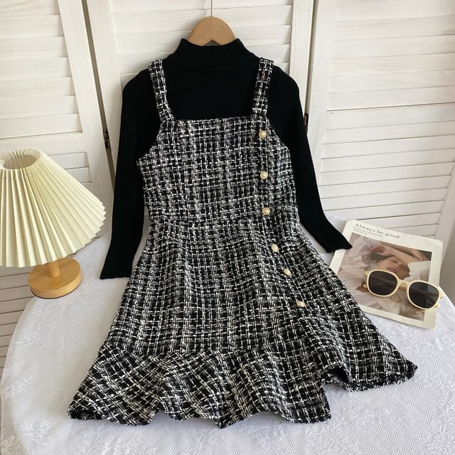 Set: Langärmliges, hochgeschlossenes, schlichtes Rippstrick-Top + kariertes Mini-Latzkleid aus Tweed