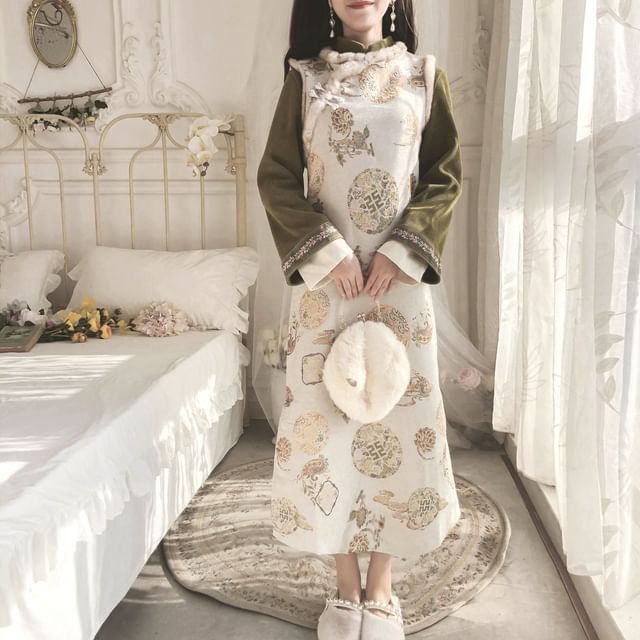 Set: Langärmliges, besticktes Midi-Qipao mit Stehkragen + ärmelloses, besticktes Midikleid