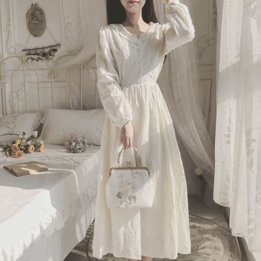 Robe mi-longue unie à manches longues et col ras du cou