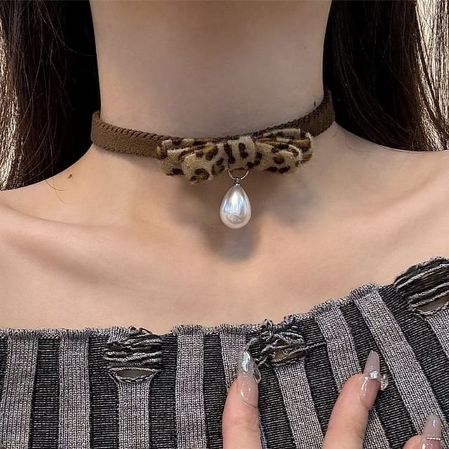 Droplet Bow Choker Print Leopard Pearl Faux Pendant