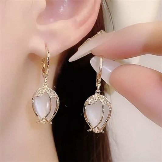 Boucle d'oreille pendante en fausse perle