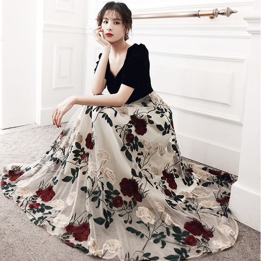 Short-Sleeve Sweetheart Neckline Floral Embroidered Panel A-Line Evening Gown / Cocktail Dress