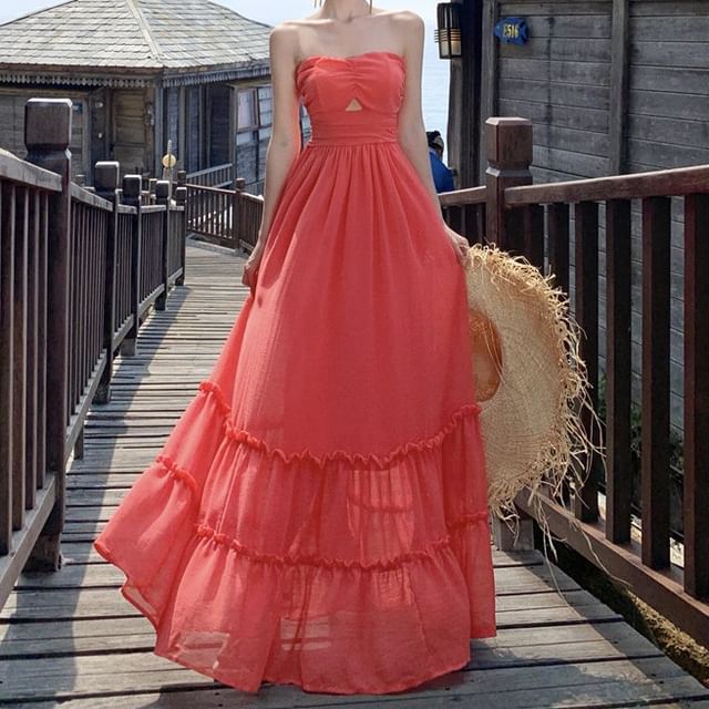 Robe longue à volants et découpes unies