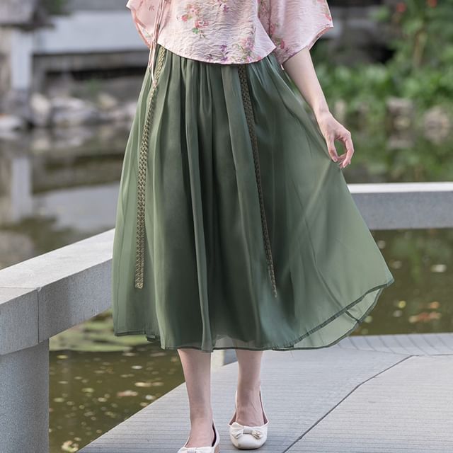 Elbow-Sleeve V-Neck Floral Print Top / High Rise Plain Midi A-Line Skirt