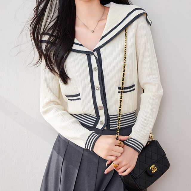 Gestreifte Strickjacke mit Matrosenkragen