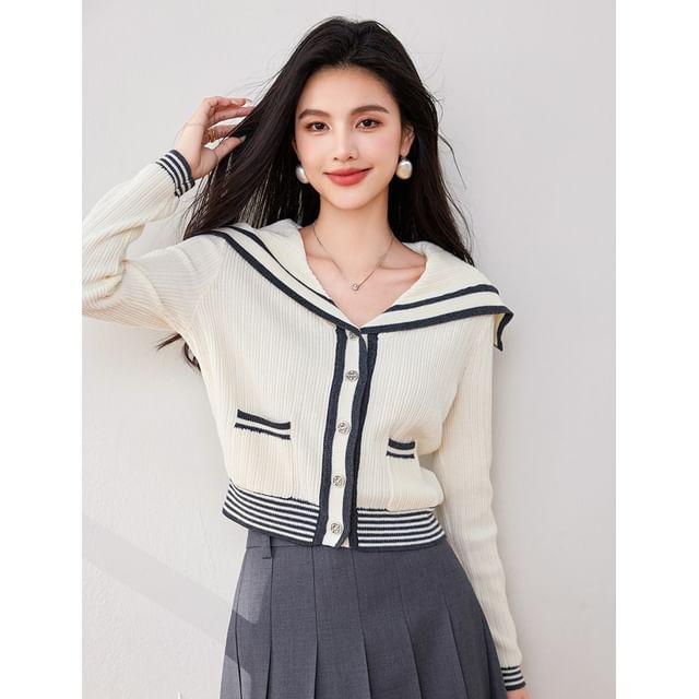 Gestreifte Strickjacke mit Matrosenkragen